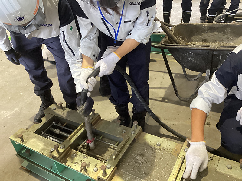女性学生のコンクリポンプ操作