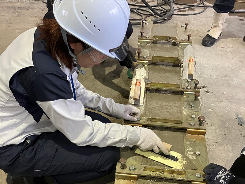 コテで型枠を平らに