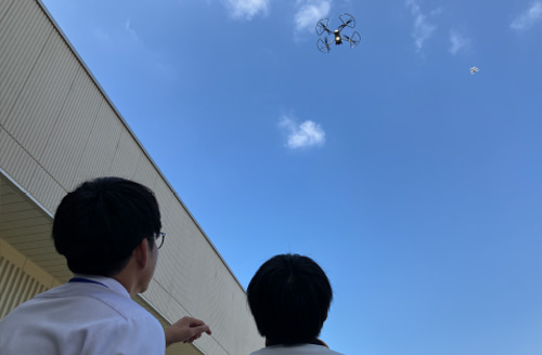 ドローンを操縦する学生